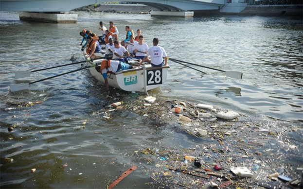 regata-retira-lixo-da-baia-da-guanabara-no-Rio-de-Janeiro-201404300003