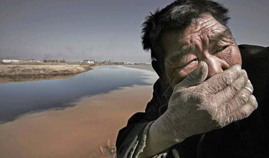 O rio Amarelo na China está tão poluido que o seu cheiro se tornou insuportável