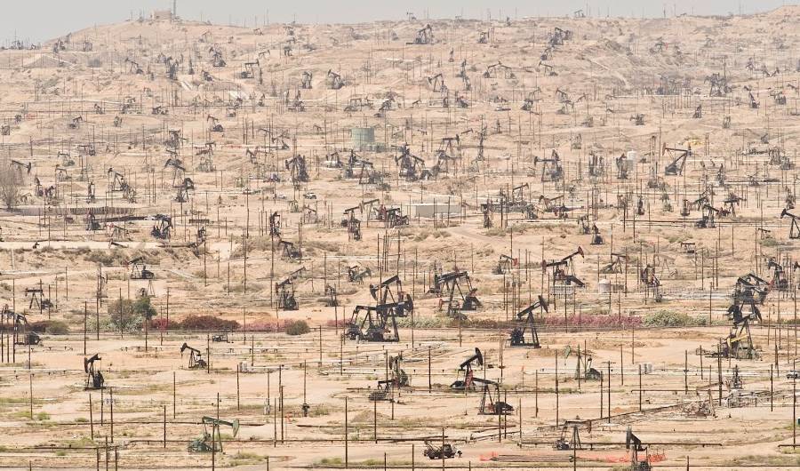 Campo de extração de petróleo de Kern River, na Califónia, nos Estados Unidos da América