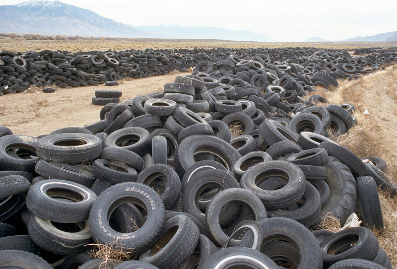 Um aglomerado de pneus no deserto do Nevada, no Estados Unidos da América