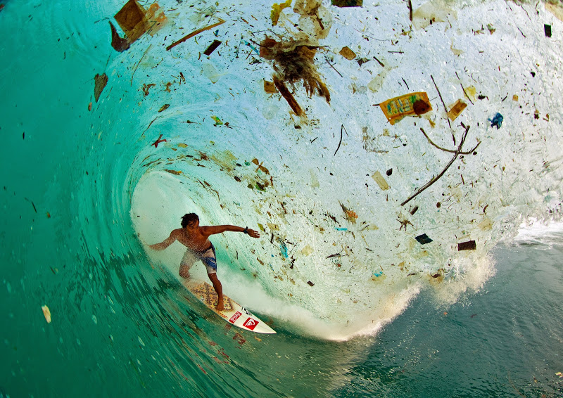 Na ilha de Java, na Indonésia, alguém 'surfa' uma onda “onda de lixo” trazido pelo mar