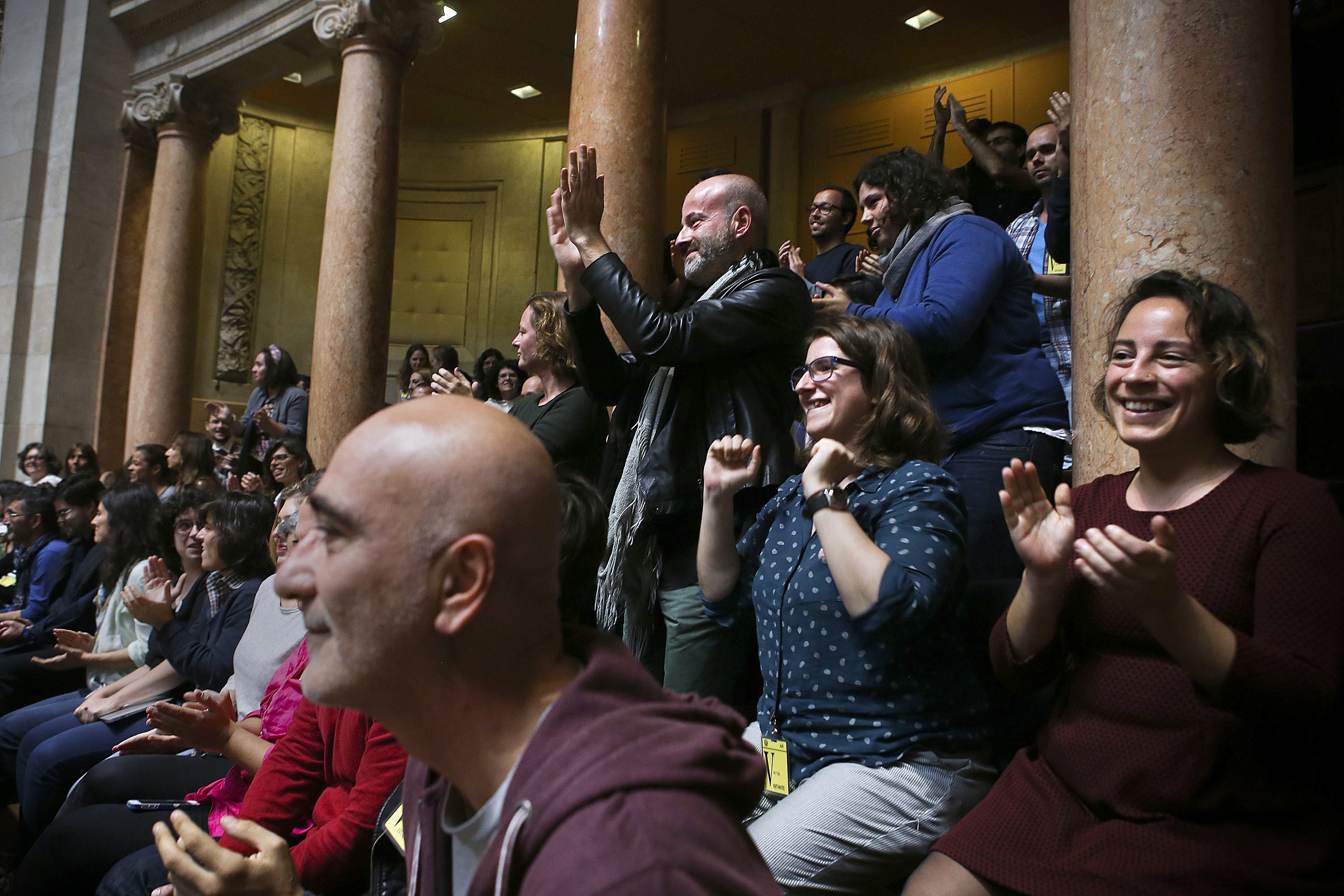 Cidadãos festejam a aprovação do projeto de lei referente à eliminação da impossibilidade legal de adoção por casais do mesmo sexo no final da sessão plenária na Assembleia da República, em Lisboa, 20 de novembro de 2015. A Assembleia da República debate hoje na generalidade quatro diplomas para permitir a adoção de crianças por casais do mesmo sexo, iniciativas com aprovação garantida à esquerda após terem sido rejeitados na anterior legislatura. (Imagem: Reprodução Rádio Renasncença)