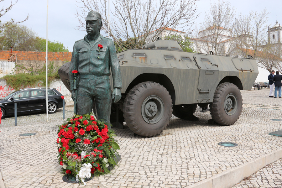 A cidade de Santarém homenageou uma das figuras maiores da revolução, o Capitão Salgueiro Maia. (Imagem: Reprodução Santarrrr)