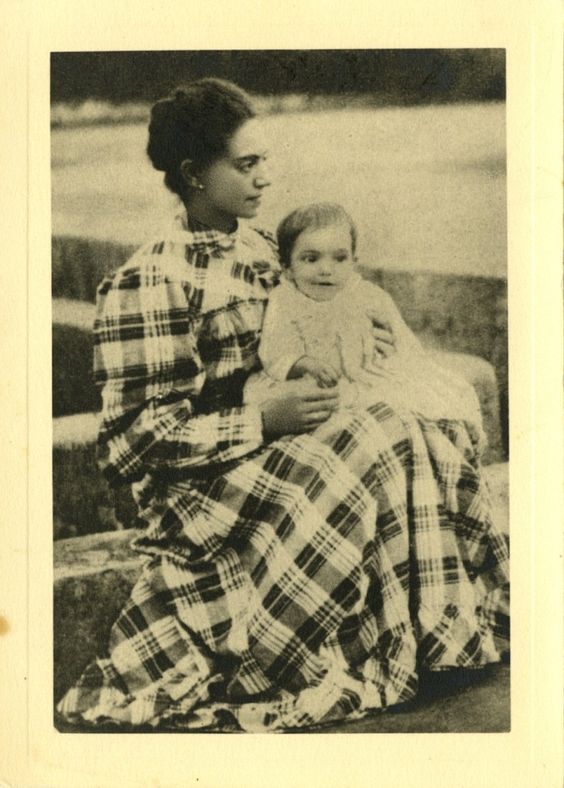 Almada Negreiros ao colo da mãe, Elvira Sobral de Almada Negreiros, 1894