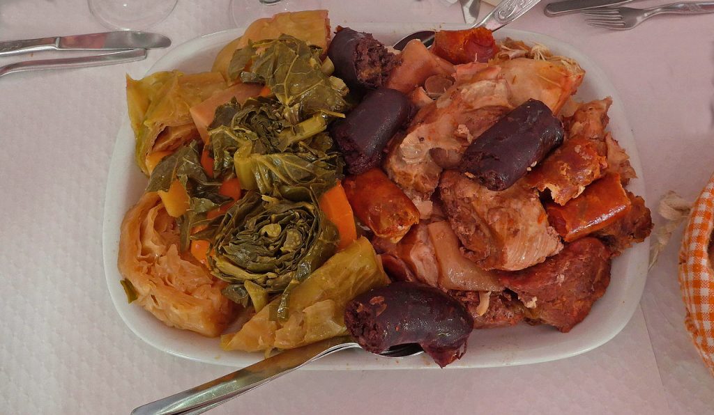 As carnes e os enchidos que fazem parte do tradicional "cozido à portuguesa"