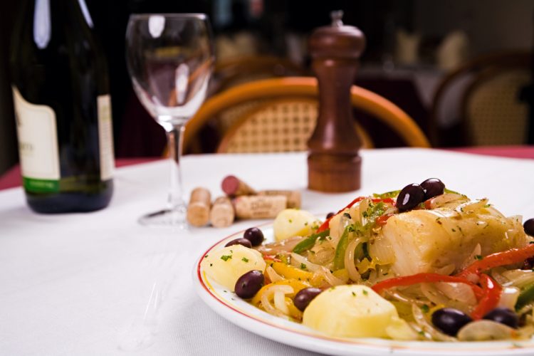 o bacalhau faz parte da mesa dos portugueses há largos séculos, sendo considerado o produto rei da gastronomia lusitana