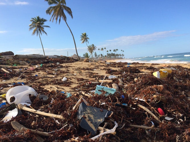 Ilha de Santa Luzia é poluída com plásticos de 25 países