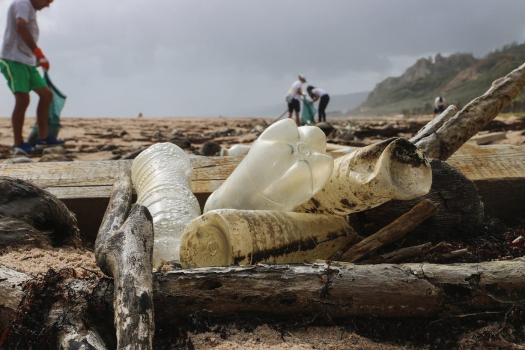 plastico nos oceanos