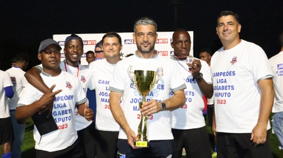 Hugo Martins com o troféu provincial, junto da sua equipa técnica.